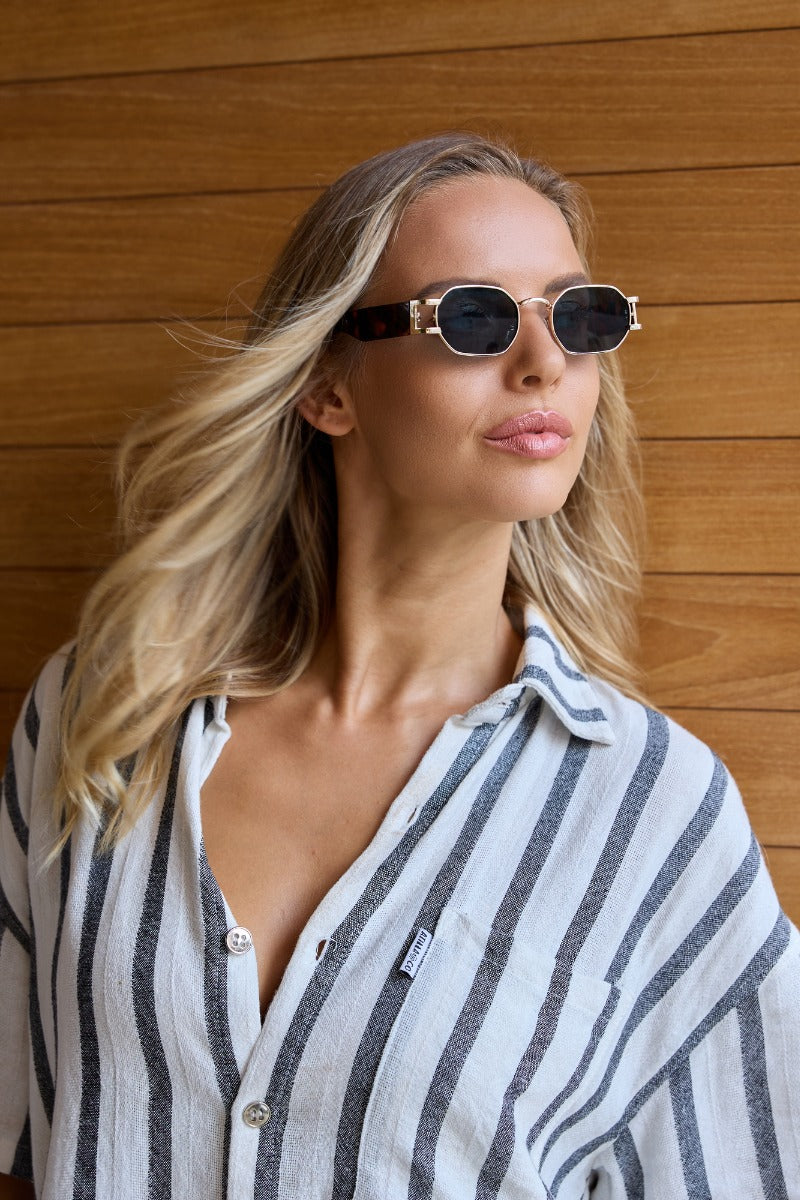 Lunettes de soleil géométriques MANON GUILLEE, détail