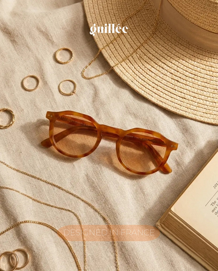 Lunettes de soleil orange EVA GUILLEE en flat lay d'été